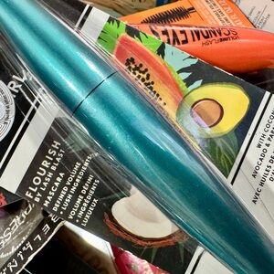 COVERGIRL 800 Very Black Flourish Turquoise Mascara